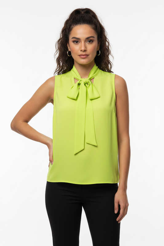 Modella con blusa verde neon - fronte
